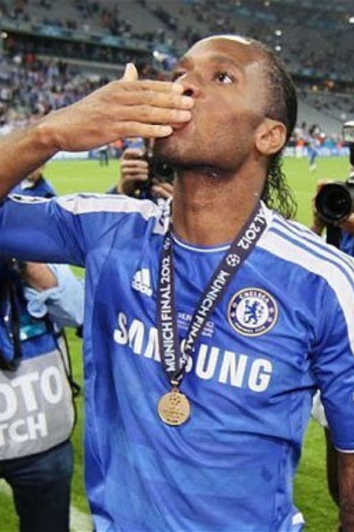 Didier Drogba avec sa médaille célèbre la victoire de Chelsea en finale de Champions League