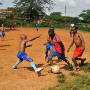 enfants passionnés qui jouent au football sur le sable