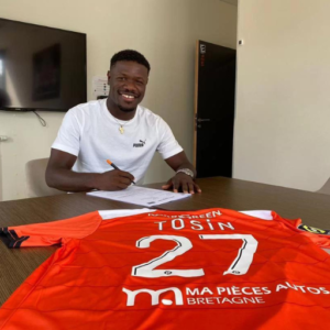 Tosin Aiyegun signe son contrat pro avec le FC Lorient en Ligue 1