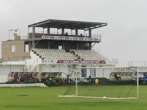 Stade en synhétique avec des tribunes et un espace pro réservé aux joueurs