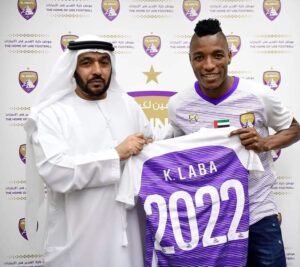 Le togolais Kodjo Fo Doh Laba présente son maillot lors de sa signature à Al Ain